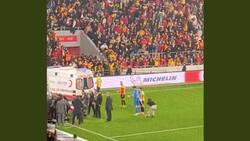 VIDEO | ¡Locura total en Turquía! Agreden a un arquero con banderín del córner tras incidentes en las tribunas