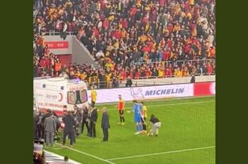VIDEO | ¡Locura total en Turquía! Agreden a un arquero con banderín del córner tras incidentes en las tribunas