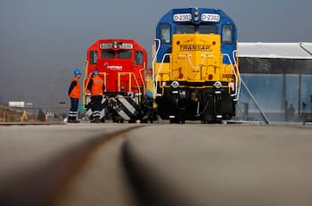 Hombre muere atropellado por un tren: Habría estado sentado en el riel