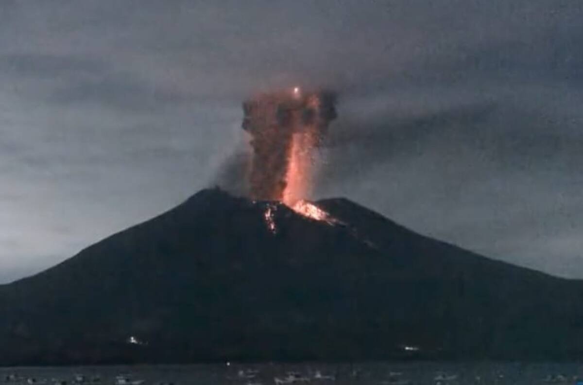 VIDEO | ¡Lava, rayos, humo y cenizas! Volcán Sakurajima vuelve a estallar con fuerza
