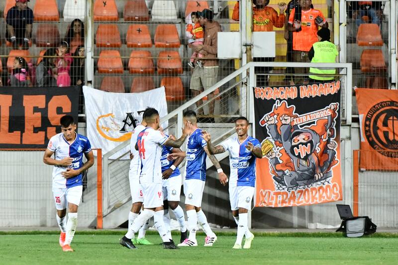 Tiene la delantera más goleadora del fútbol chileno.