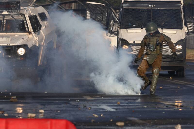 Cuatro carabineros heridos y 20 detenidos en la Región Metropolitana.