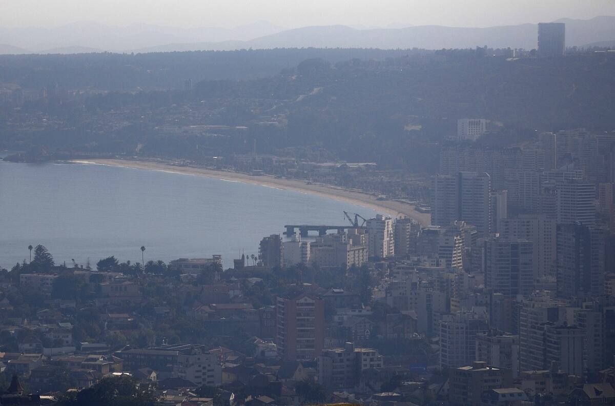Decretan Alerta Roja por incendio forestal en Lago Peñuelas: Critican falta de agua