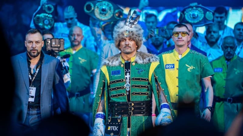 Y su ya clásica tenida de cosaco antes de cada pelea