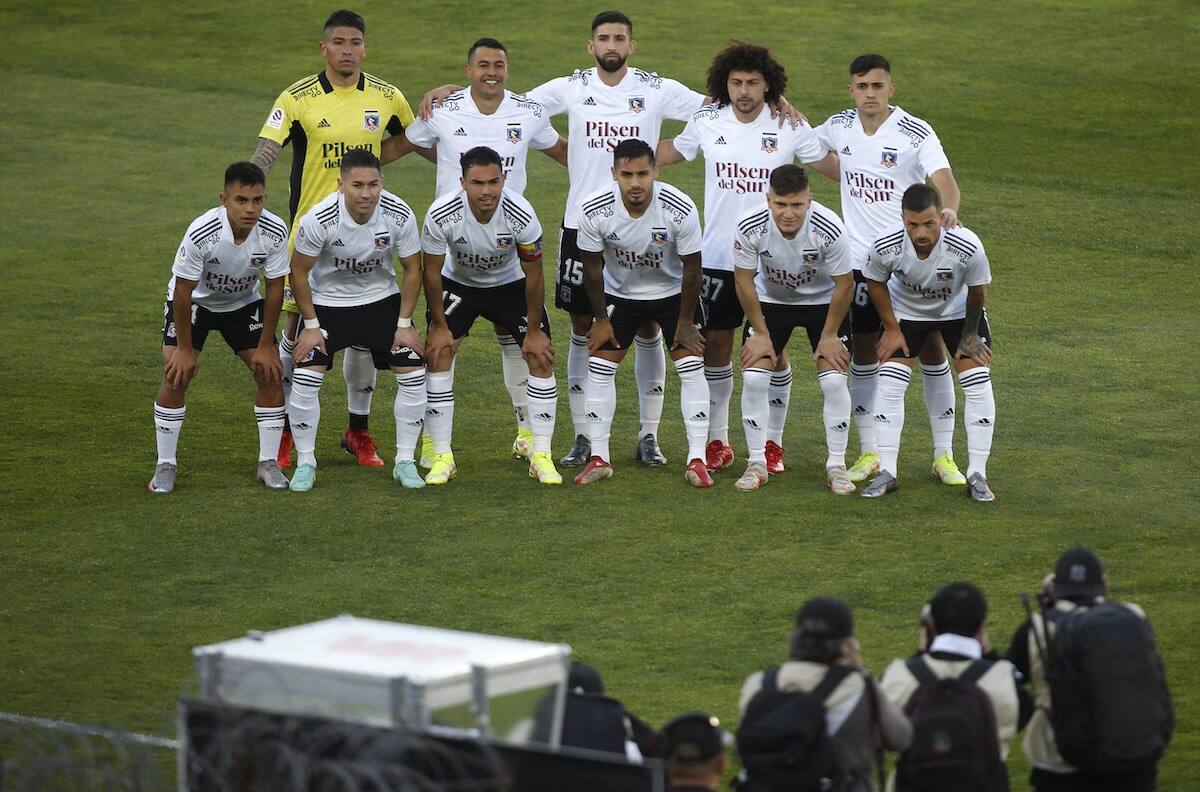 FOTO | El plantel de Colo Colo llegó a la cancha con lienzo contra el racismo