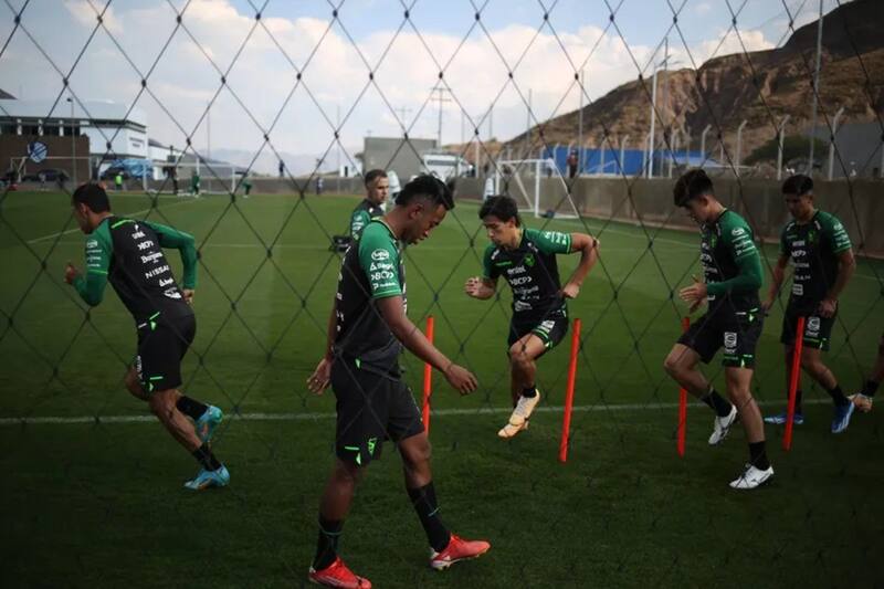 Bolivia tiene problemas para armar el equipo que jugará ante Chile. Foto: EFE.