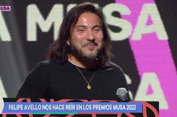 Desde su parecido con Juanes hasta bromas a Lucho Jara: Revisa la graciosa rutina de Felipe Avello en los Premios Musa 2022