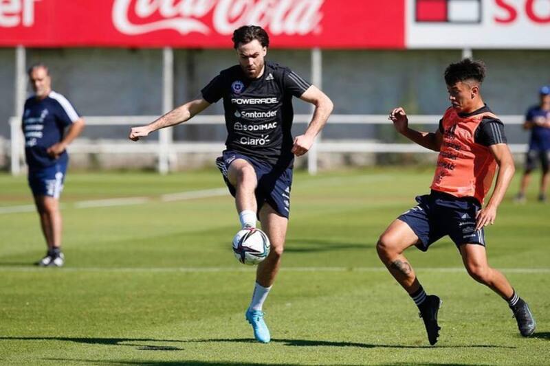En esta ocasión el central está disputando un balón con Ben Brereton, haciendo de sparring para La Roja de Martín Lasarte en Juan Pinto Durán hace unos años. (Foto: Instagram)