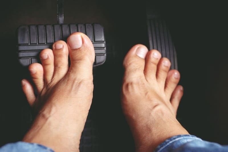 Manejar con sandalias o descalzo puede ser peligroso