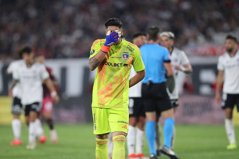 Brayan Cortés vivió un incómodo momento con hinchas de la U. Foto: Aton.