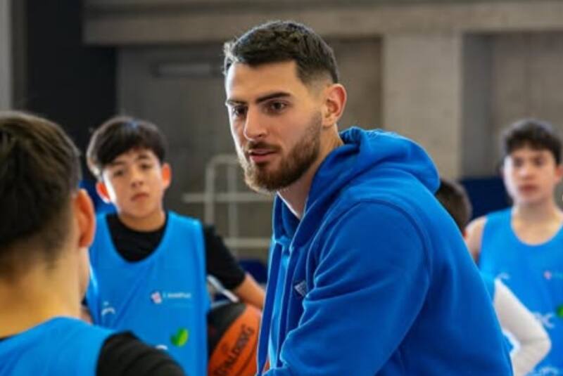 Estuvo en Chile realizando su Campus, un encuentro con jóvenes basquetbolistas que quieren conocer su experiencia y tener una visión integral del deporte con el jugador.