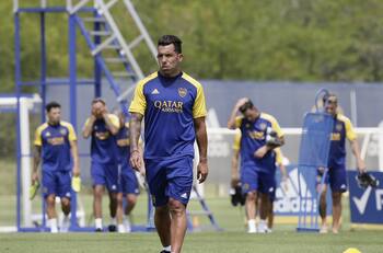 VIDEO| La agresiva reacción de Carlos Tevez en un rival que le hizo un túnel en un partido de barrio