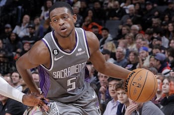 VIDEO: ¿La volcada del año en la NBA? La brutal clavada de De'Aaron Fox vs Atlanta Hawks
