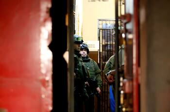 Robo en botillería terminó con un asaltante muerto en Quinta Normal: locatario le quitó arma a delincuentes y disparó