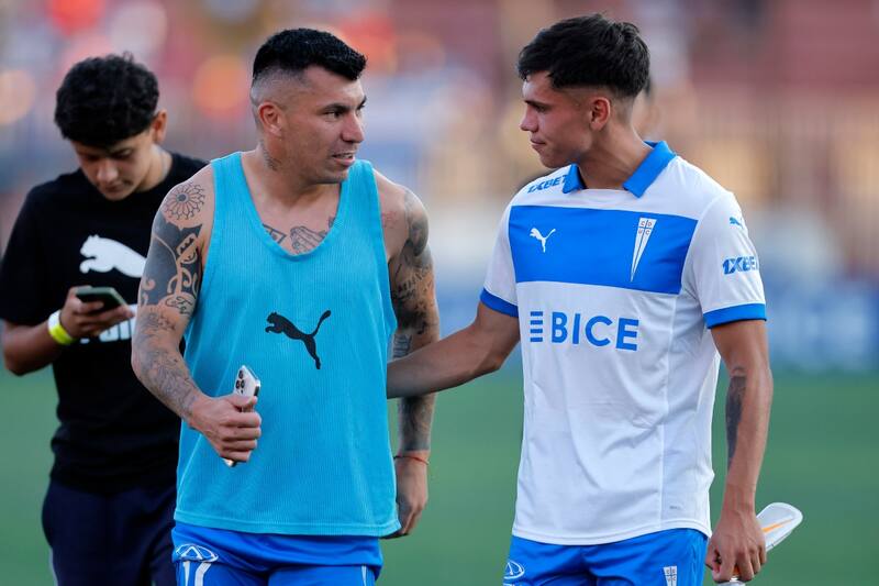 junto a Gary Medel en la Universidad Católica. Foto: Agencia Aton.