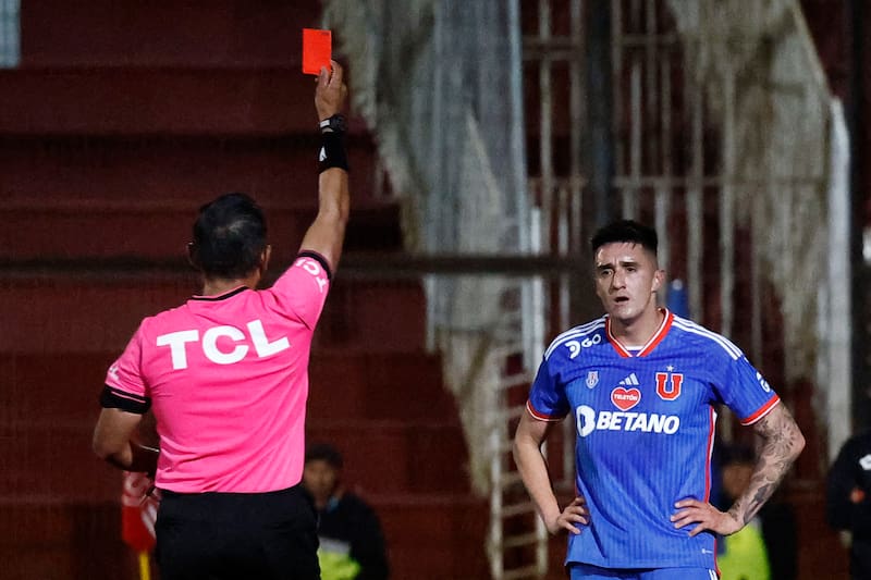 El arbitro Francisco Gilabert muestra tarjeta roja a Ignacio Tapia.