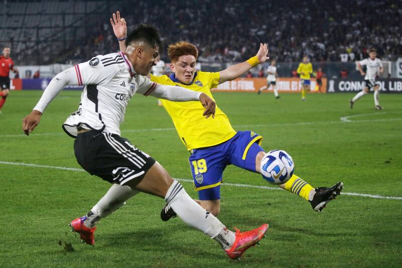 jugando por Boca ante Colo Colo.