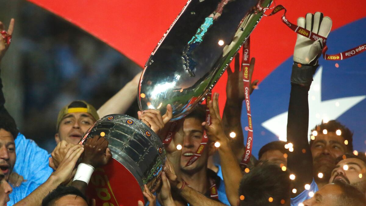 Futbolistas de Magallanes alzando la Copa Chile 2022 tras proclamarse campeones ante Unión Española.