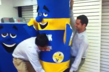 VIDEO | ¿Cuál es el colmo de un corpóreo de pegamento?: Quedar pegado al traje