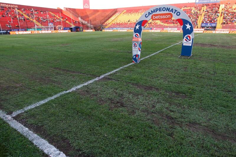 El estadio Santa Laura sigue siendo criticado desde todos los lados. Foto: Agencia Aton.