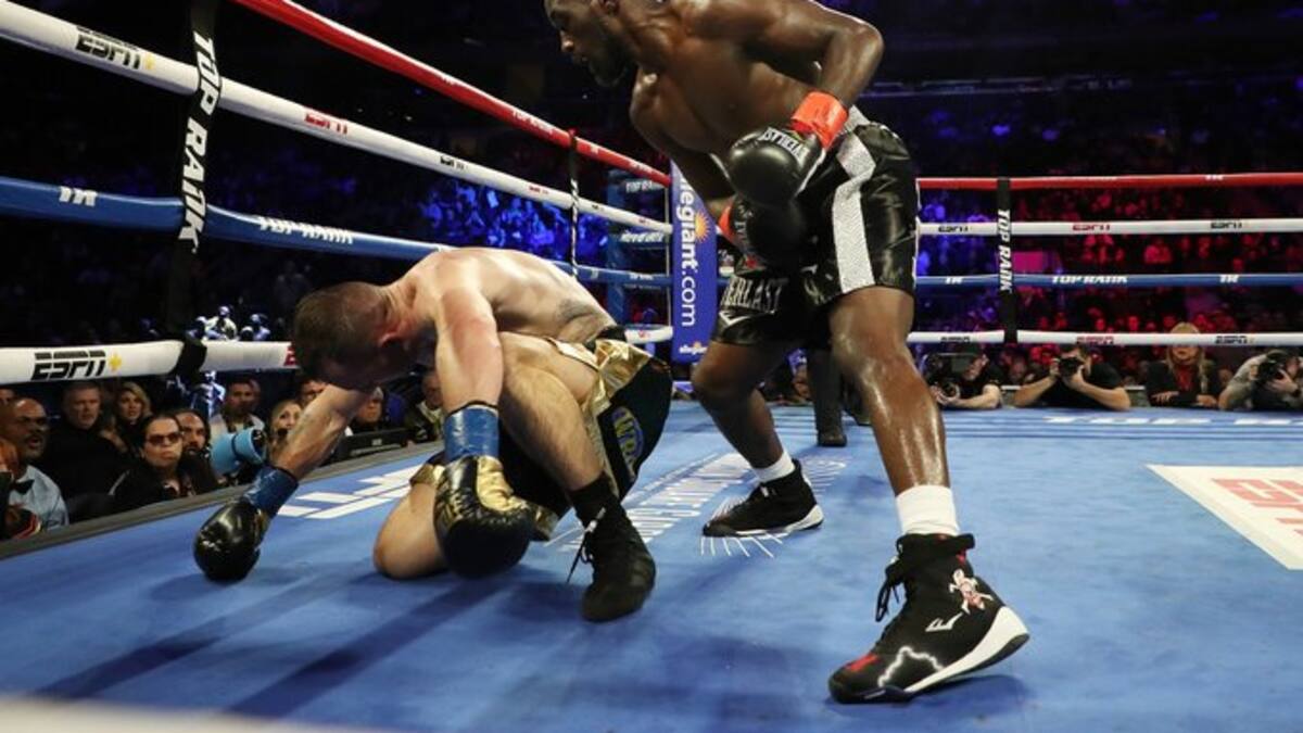Terence Crawford se hizo fuerte y con una lluvia de golpes retuvo título en la categoría welter
