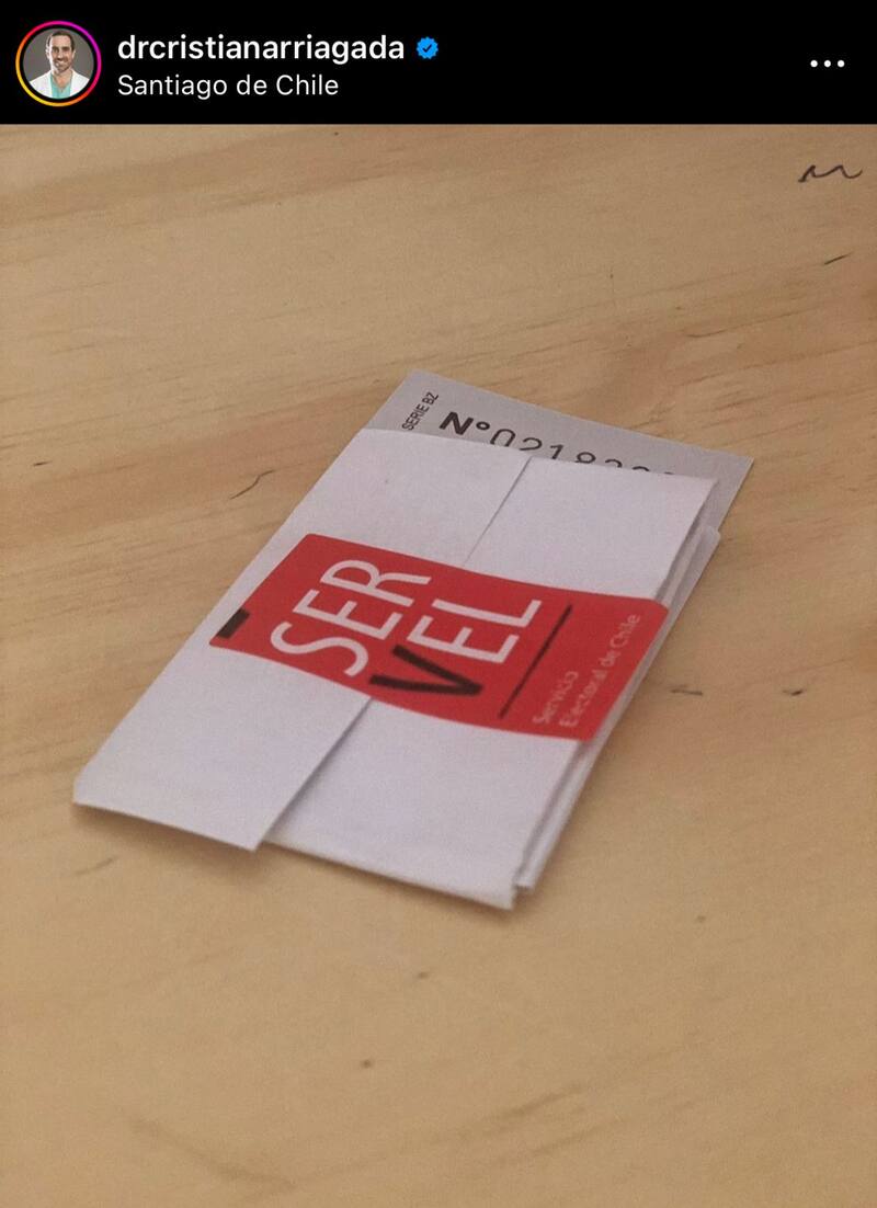 A través de redes sociales, distintas personalidades del mundo del espectáculo ejercieron su voto a sufragar y compartieron el registro.