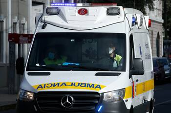 VIDEO | “Este es el criterio que tiene Carabineros”: Detienen a conductor de SAMU por estacionar mal una ambulancia en un accidente