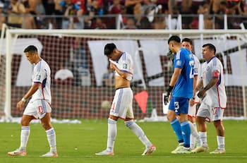 Claudio Borghi utilizó a su Colo Colo 2006, la U de Sampaoli y la UC tetracampeona para explicar la decadencia de La Roja