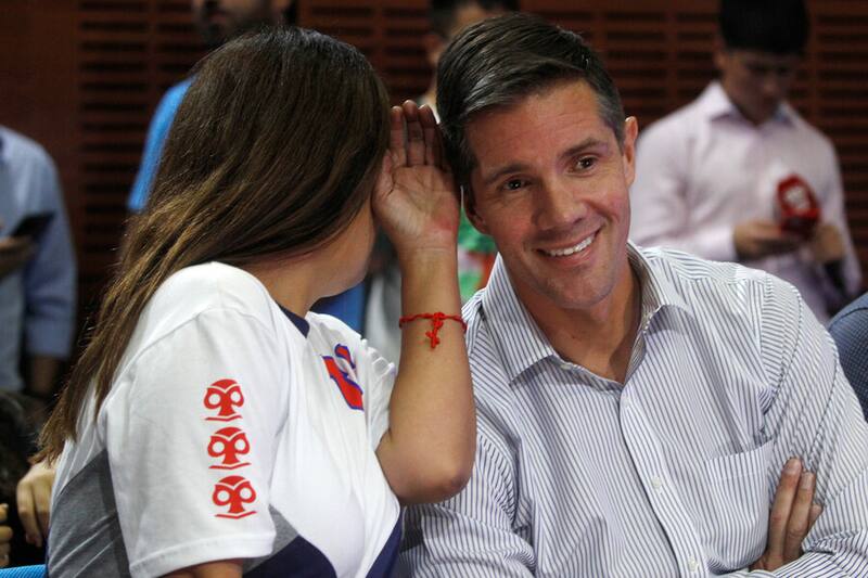 A la izquierda Ceclia Pérez, vicepresidenta de Azul Azul; A la derecha, Michael Clark, presidente de la concesionaria. Foto: Aton.