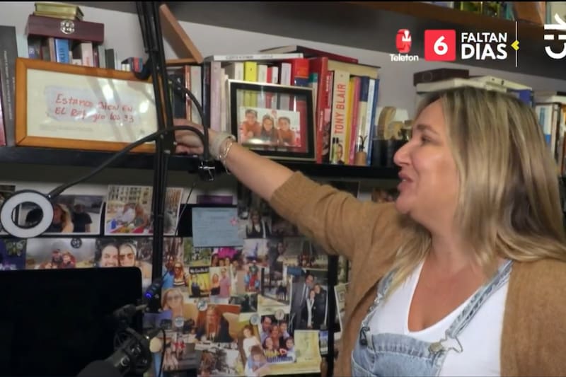 El expresidente Sebastián Piñera le regaló a Pepa Hoffman una réplica del mensaje de los 33 mineros.