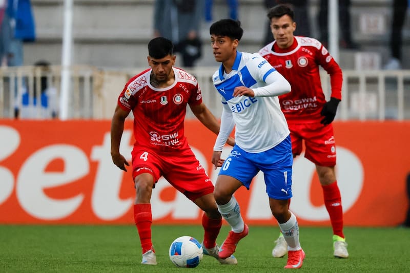Diego Ulloa debe retornar a Colo Colo y Ezequiel Cacace, preparador de arqueros del equipo, tiene depositada su fe en él. Foto: Aton.
