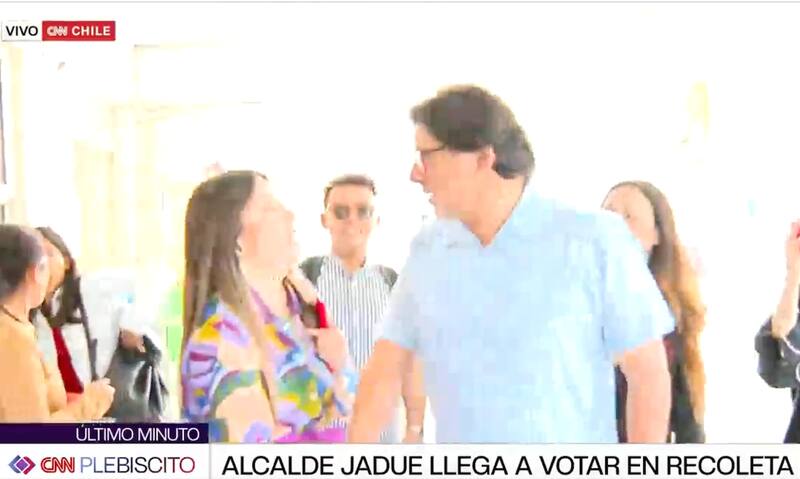 vivió una polémica con periodista de CNN, a quien le bajó su micrófono cuando lo estaba interrogando. (Foto: Captura Video CNN Chile)