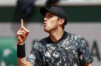 Nicolás Jarry tras vencer a Tsitsipas: "Estoy feliz por cómo se adapta mi juego a esta superficie y quiero seguir mejorando"