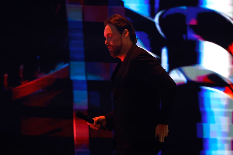 Pese a los problemas que enfrentó en su rutina, logró el segundo mejora rating en el debut del Festival de Viña 2025.