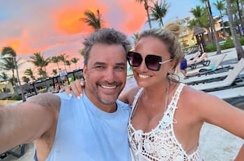 "¿Cómo no voy a quererte?": Ana Sol Romero y Douglas disfrutaron de romántico momento en concierto de Myriam Hernández