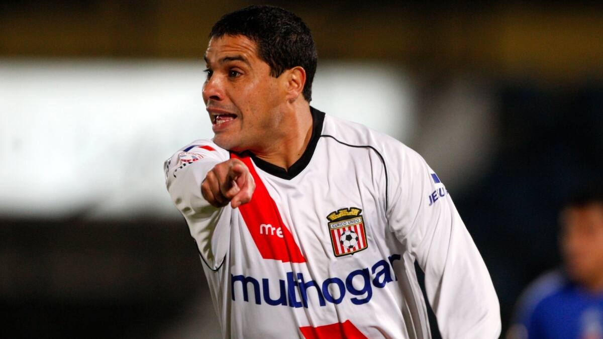Fue un gran goleador del fútbol chileno, ahora dirige a los jugadores sin club y quiere ser gerente deportivo