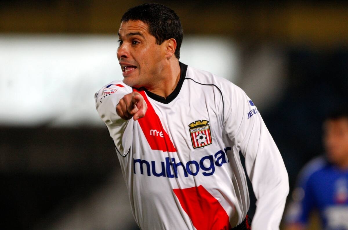 Fue un gran goleador del fútbol chileno, ahora dirige a los jugadores sin club y quiere ser gerente deportivo
