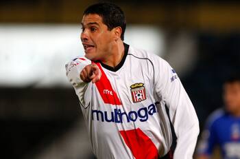 Fue un gran goleador del fútbol chileno, ahora dirige a los jugadores sin club y quiere ser gerente deportivo