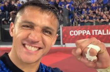 VIDEO| El emotivo festejo de Alexis Sánchez con los hinchas del Inter tras ganar la Copa Italia