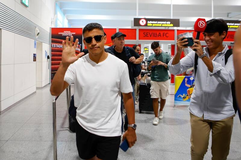 El delantero tendrá dos semanas para trabajar de cara a su debut con el Sevilla, ya que no fue convocado a la selección chilena.