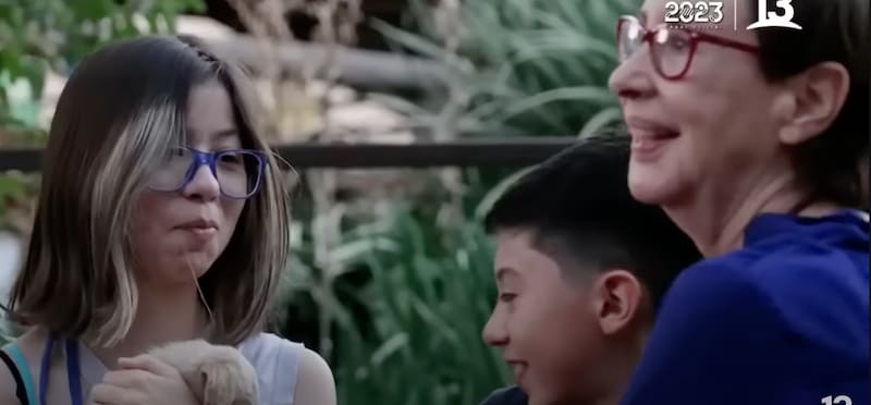 Mónica Carrasco junto a sus nietos. Créditos: Canal 13.