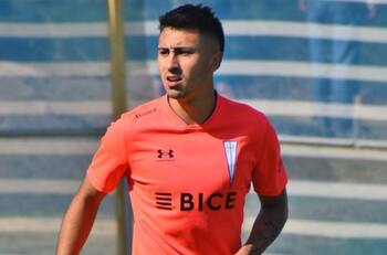 Más de una opción: el comodín de Byron Nieto en su duelo con Mauricio Isla en la UC