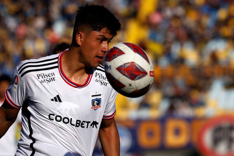controlando el balón por Colo Colo ante Everton en Viña del Mar (Foto: Aton)