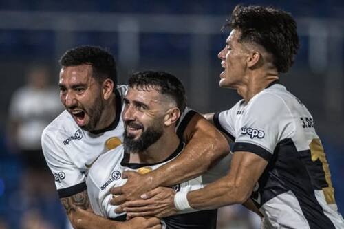 A Lucas Pratto le pidieron compararse con Esteban Paredes: así respondió