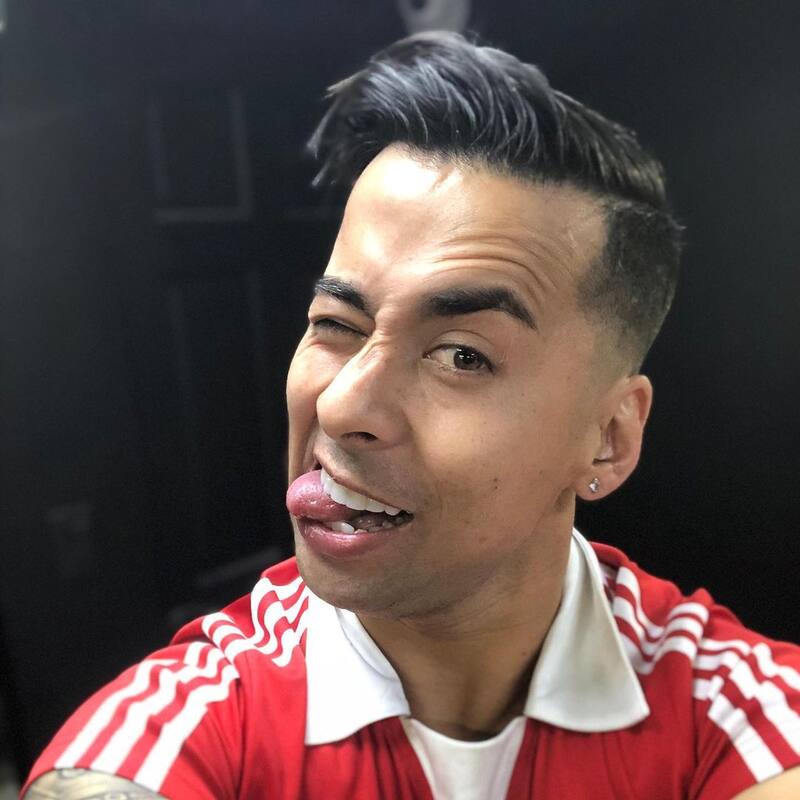 Dino Inostroza es un chico reality conocido por su controversial participación en "Resistiré", donde fue expulsado debido a agredir a una de sus compañeras.