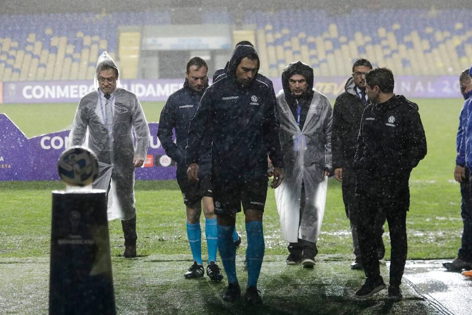 El árbitro Facundo Tello dio por suspendido el partido cerca de las 21:00 horas en el Estadio Ester Roa de Concepción. (Foto: Agencia Aton)
