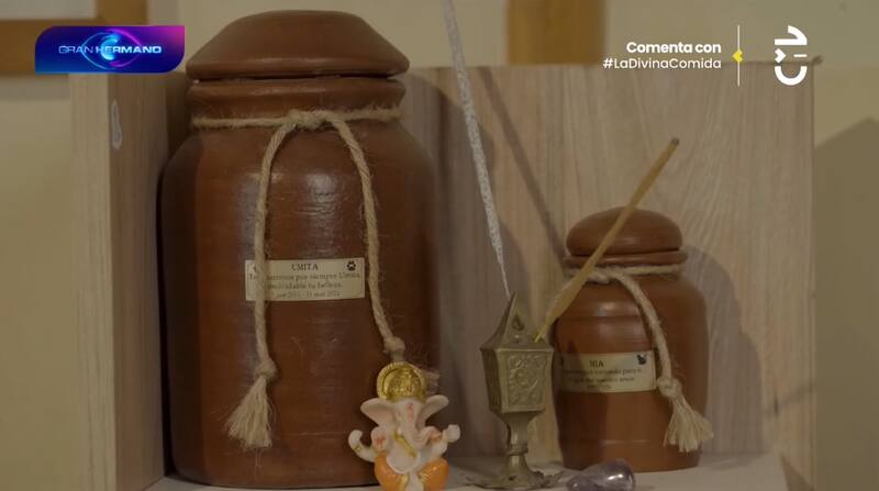 Remigio Remedy mostró las anforas de sus mascotas fallecidas.