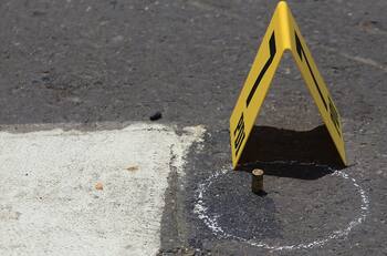 VIDEO | Balacera al interior del Mall Plaza Egaña: 15 sujetos asaltaron tienda de tecnología