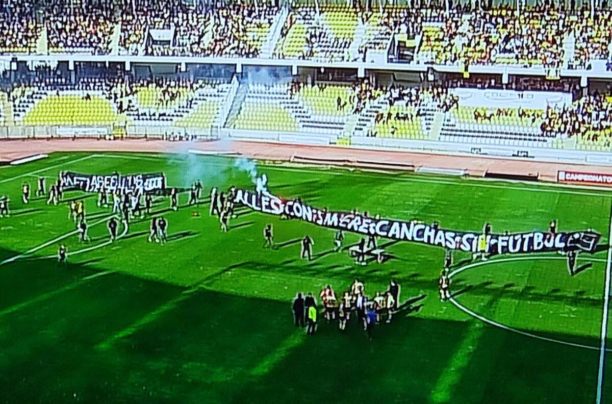 Hinchas invaden la cancha e interrumpen duelo entre Coquimbo Unido y Audax Italiano