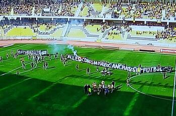 Hinchas invaden la cancha e interrumpen duelo entre Coquimbo Unido y Audax Italiano